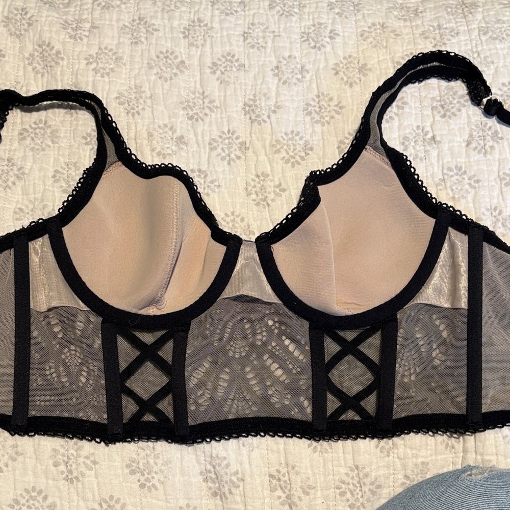 Super cute Victoria's Secret Black Lace corset Underwire Bra - Picture 3 of 4